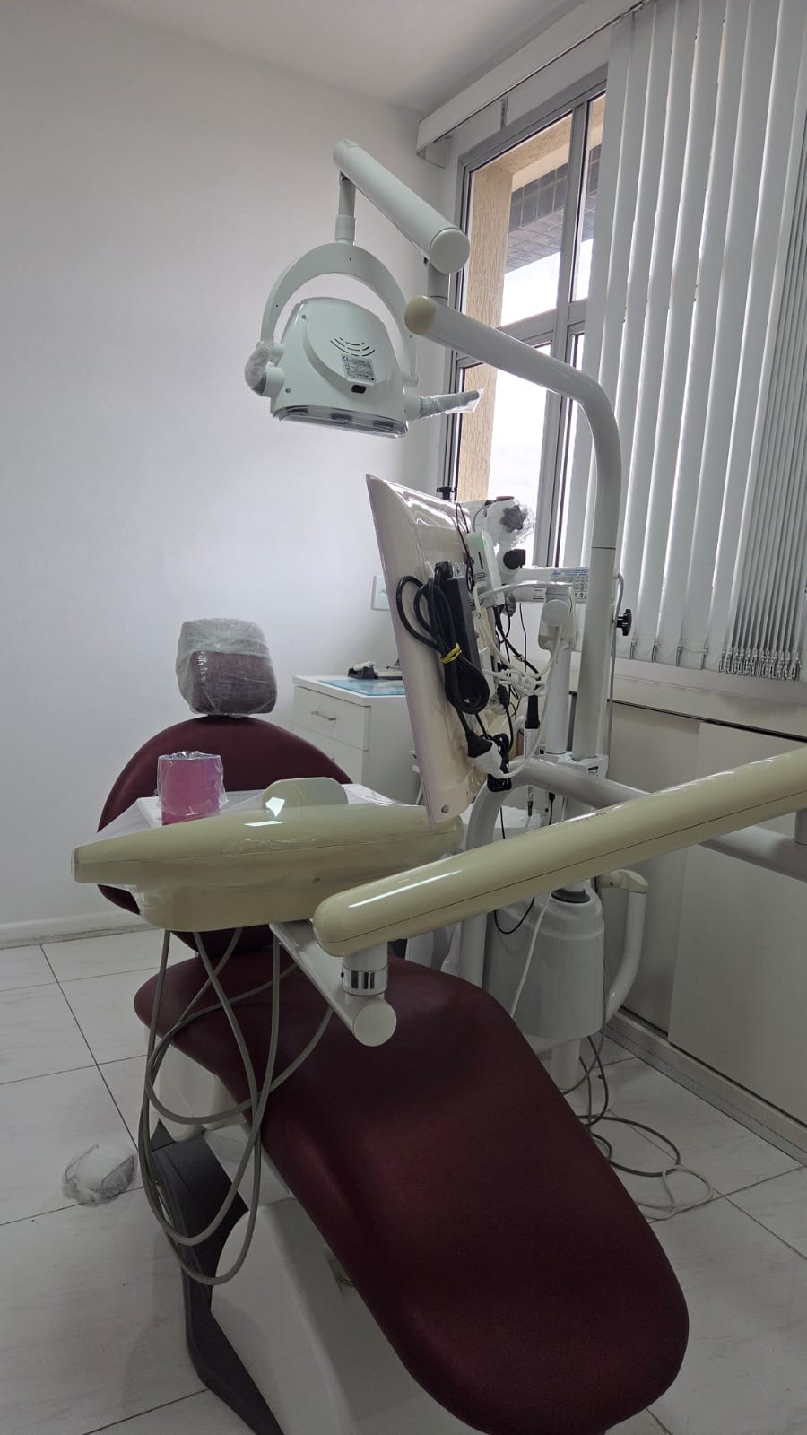Cadeira odontológica em outro ângulo do consultório